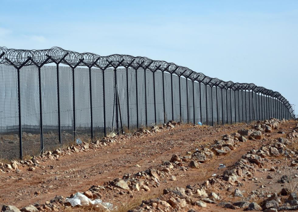 30 border walls around the world today Stacker